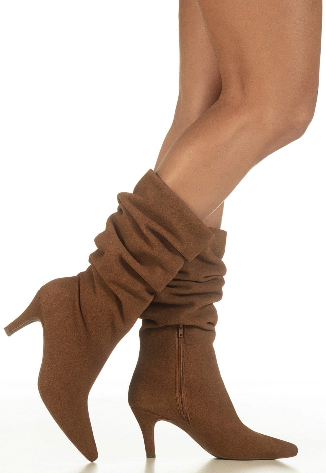 Vista 2 Bota Feminina GiGiL Cano Enrugado Slouchy Médio Salto Fino Alto Bico Fino Elegante Gigil caramelo