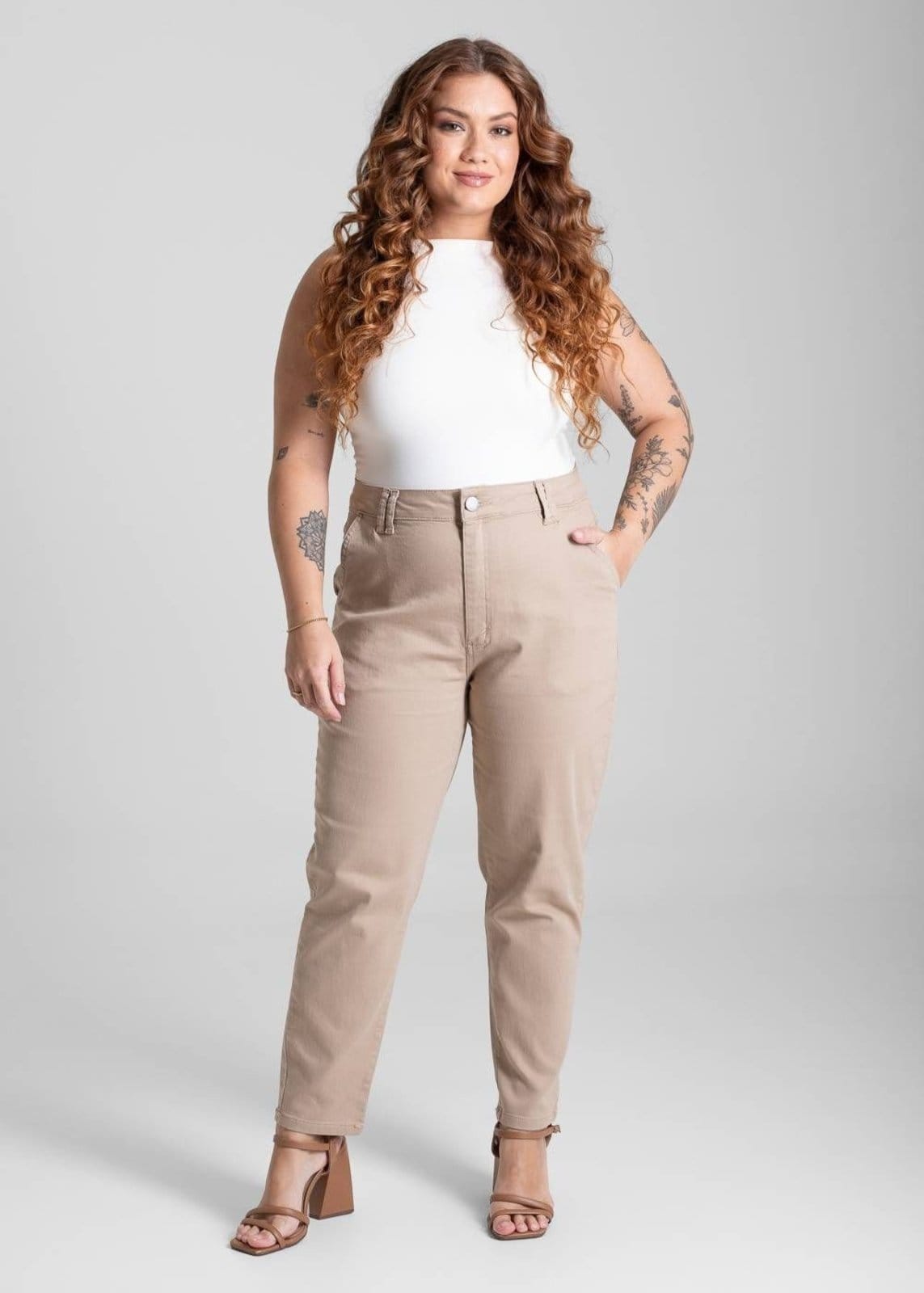 Vista 2 Calça Sarja Sawary Mom Plus Size - 274623 Sawary bege