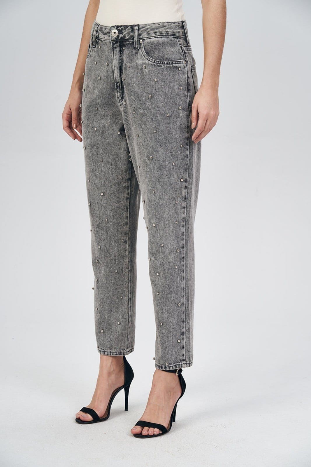 Calça Jeans Mom Aplicações Feminina Acostamento