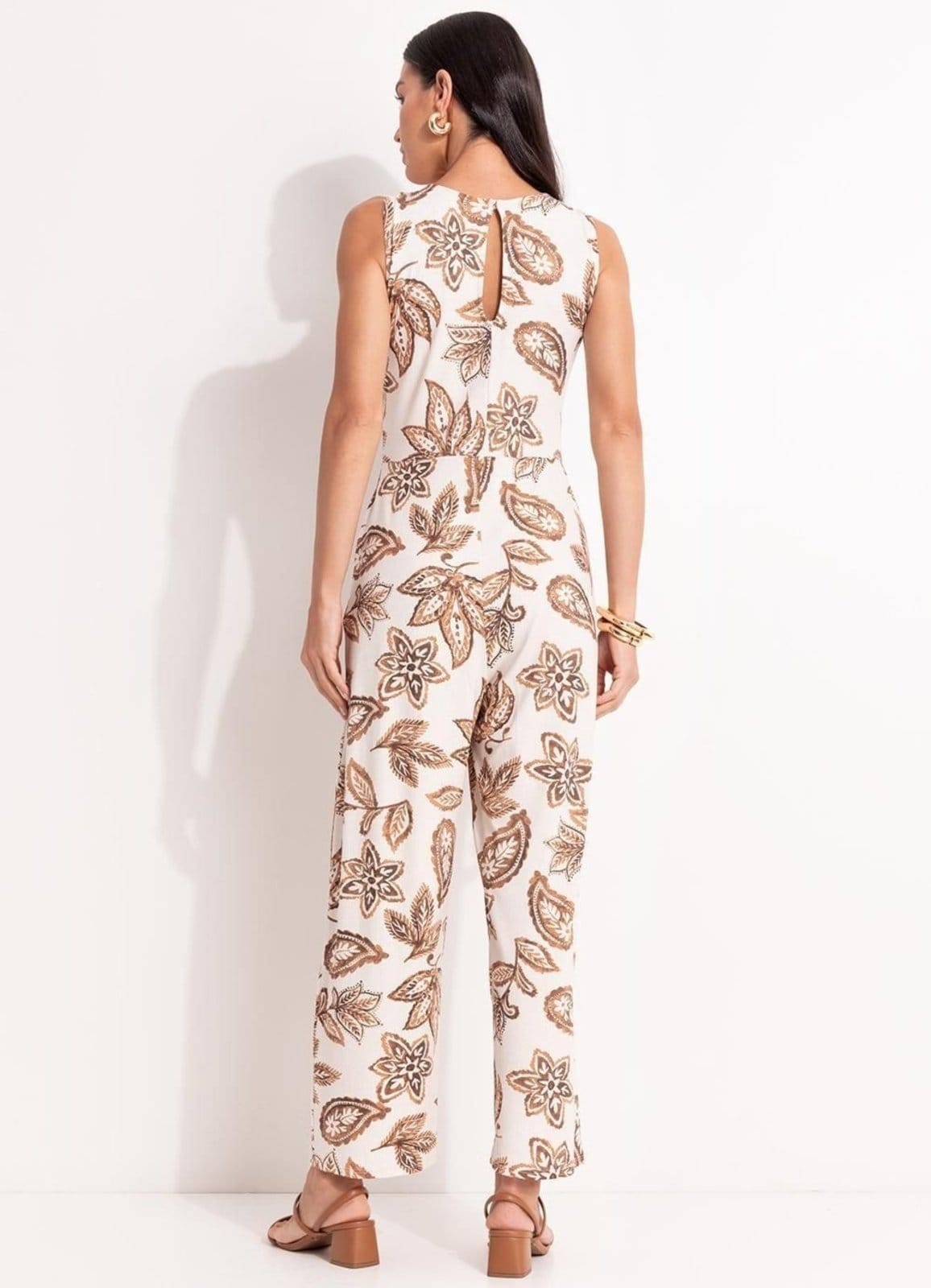 Vista 2 Macacão Em Malha De Viscose Floral Paisley Quintess bege