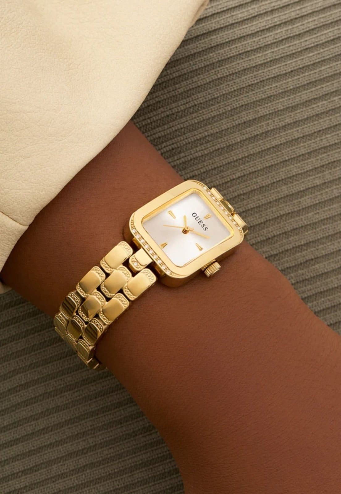 Vista 2 Relógio Guess Retangular Aço Cristal Guess dourado