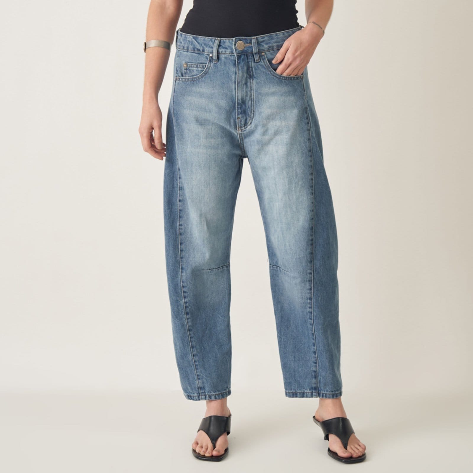 Vista principal Calça Barrel com Recortes Bloom jeans