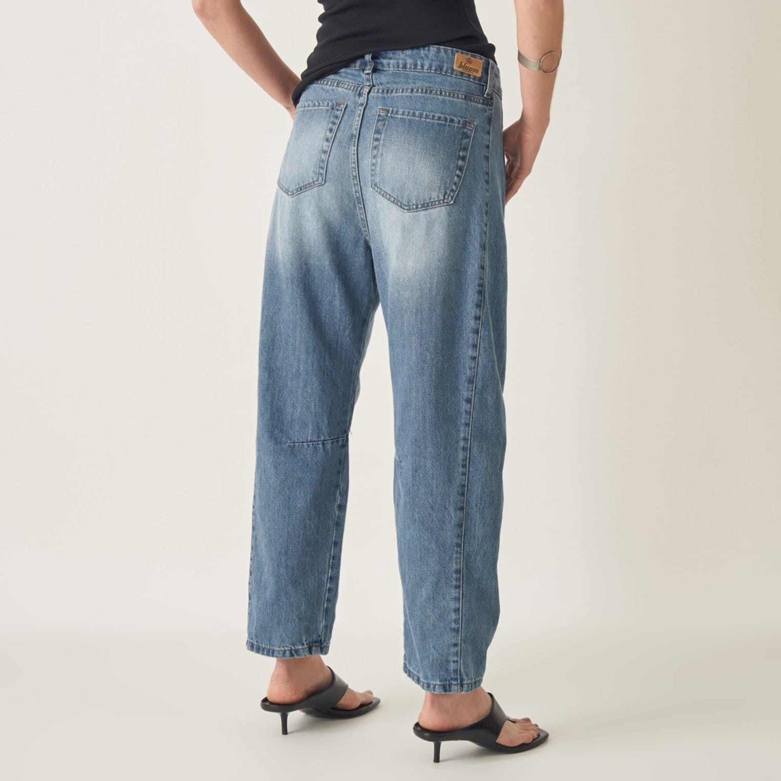 Vista 2 Calça Barrel com Recortes Bloom jeans