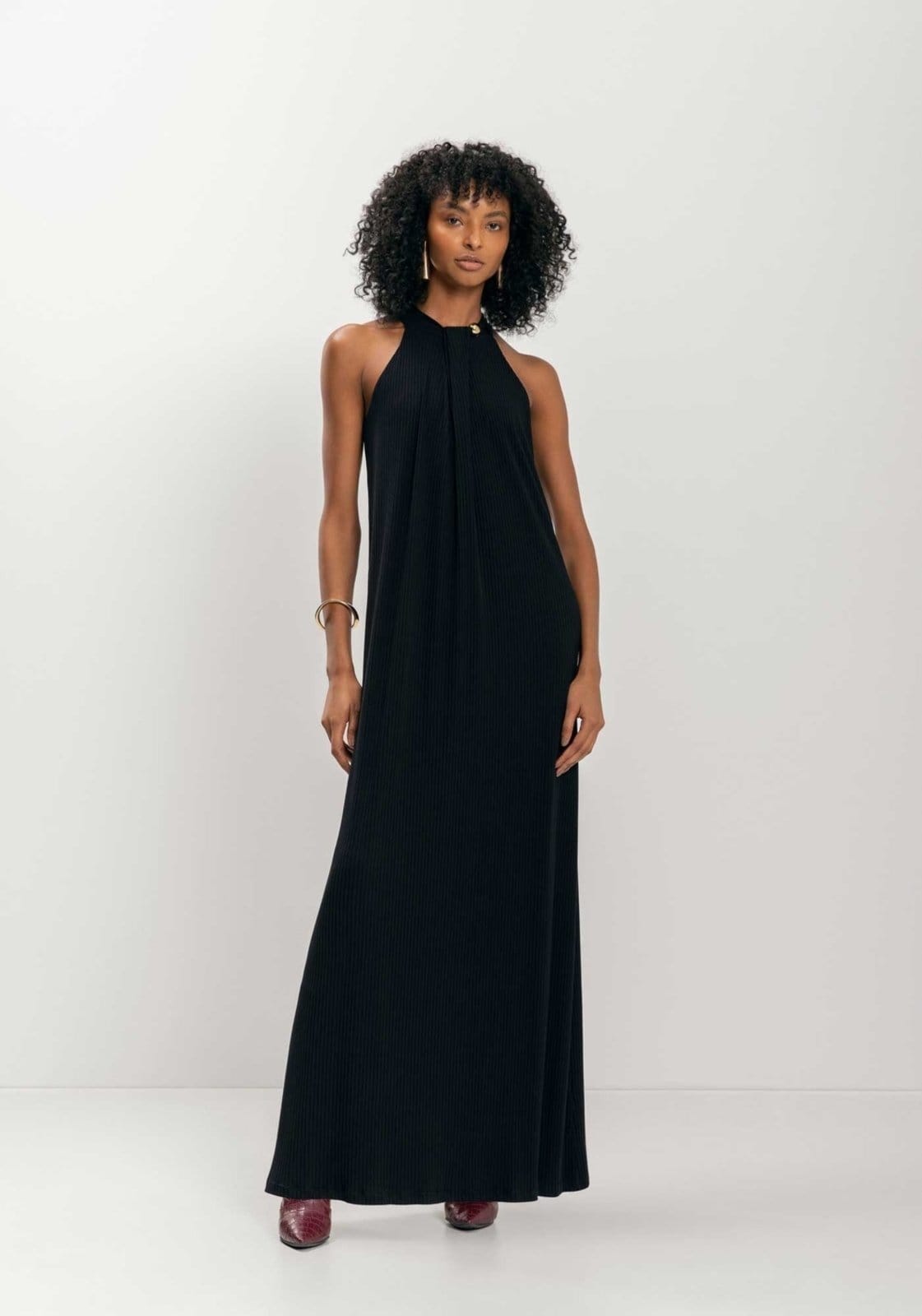 Vestido Longo Com Enfeite Na Gola Em Malha Canelada