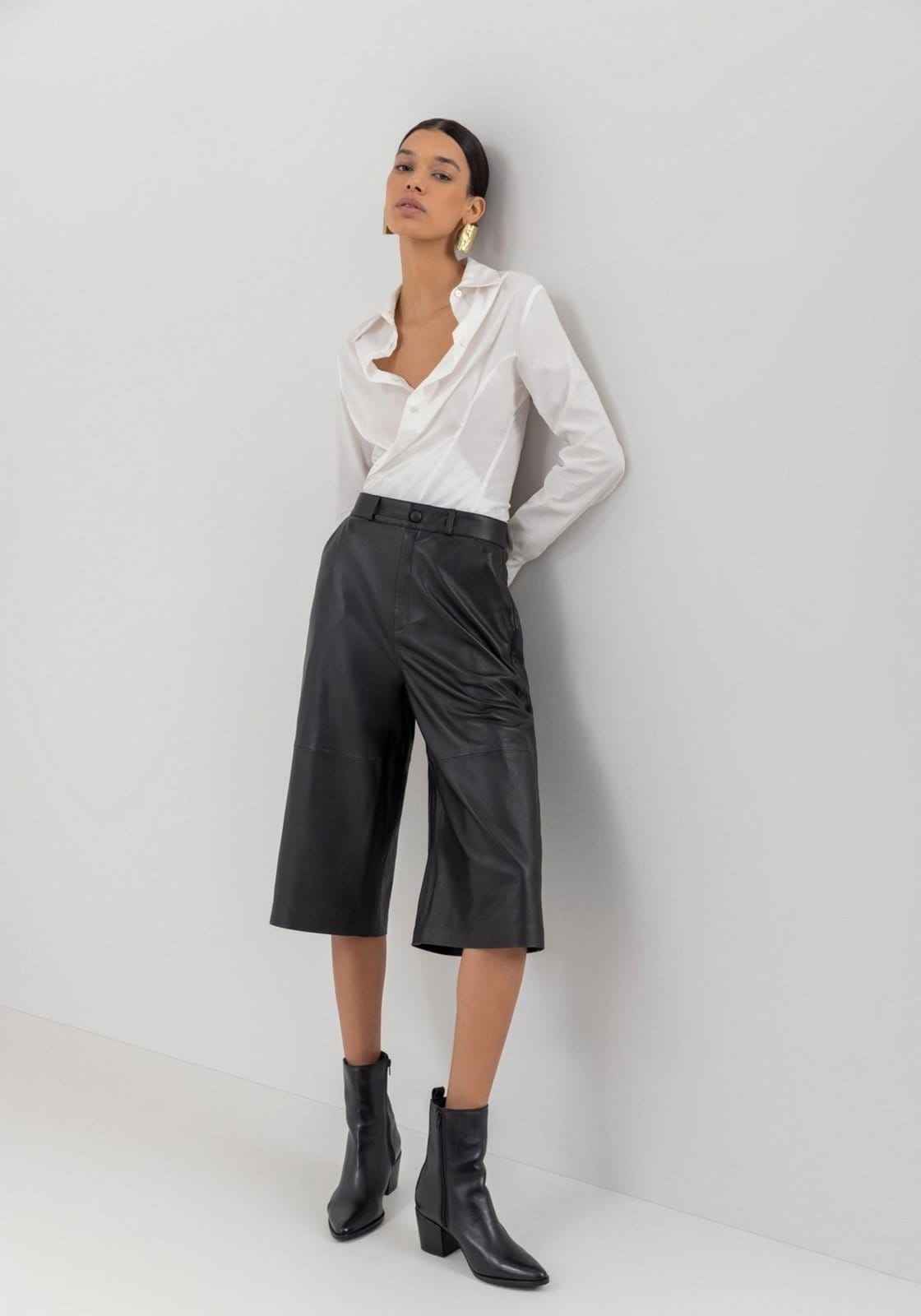 Vista 2 Bermuda Lez a Lez De Couro Com Cintura Média E Bolsos Frontais Lez a Lez preto