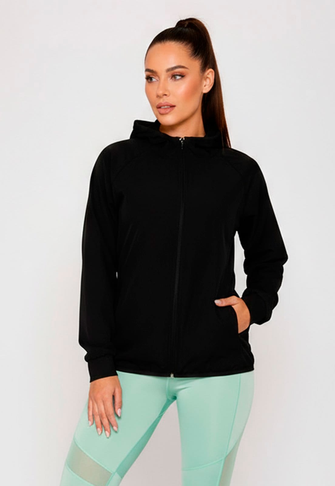 Jaqueta Corta Vento Feminina com Capuz e Zíper Invertido Conforto Estilo e Proteção Esportiva e Casual