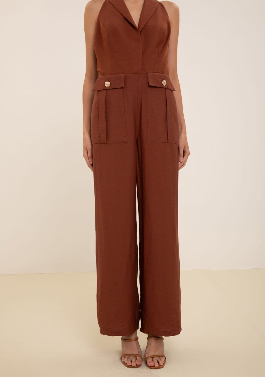 Vista 2 Macacão Maria Valentina Ajustado Decote V Sem Manga Longo Maria Valentina marrom