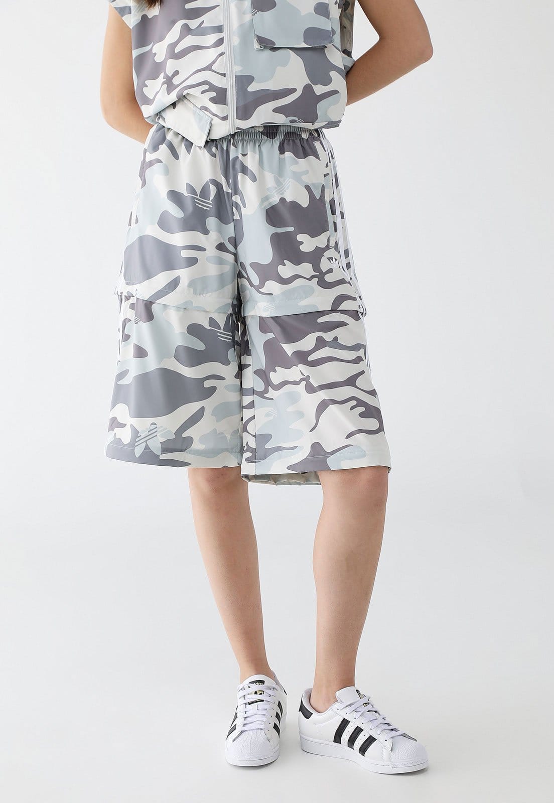 Vista 2 Calça Feminina adidas Originals Cargo Adilenium 3 in 1 Camuflada adidas Originals cinza