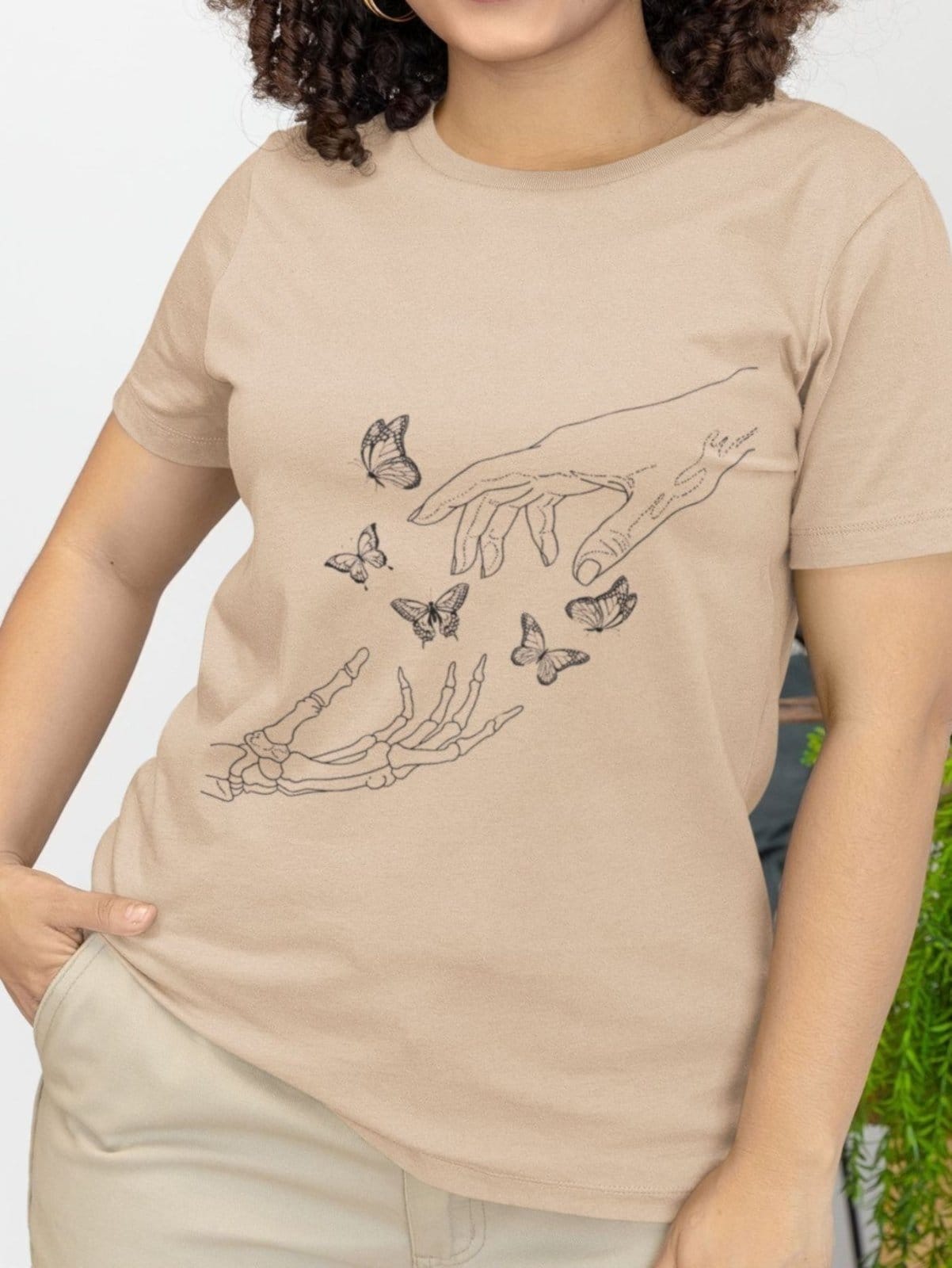 Vista 2 Camiseta Básica Feminina GuGi Borboleta Esqueleto Artística Caqui Gugi laranja caqui