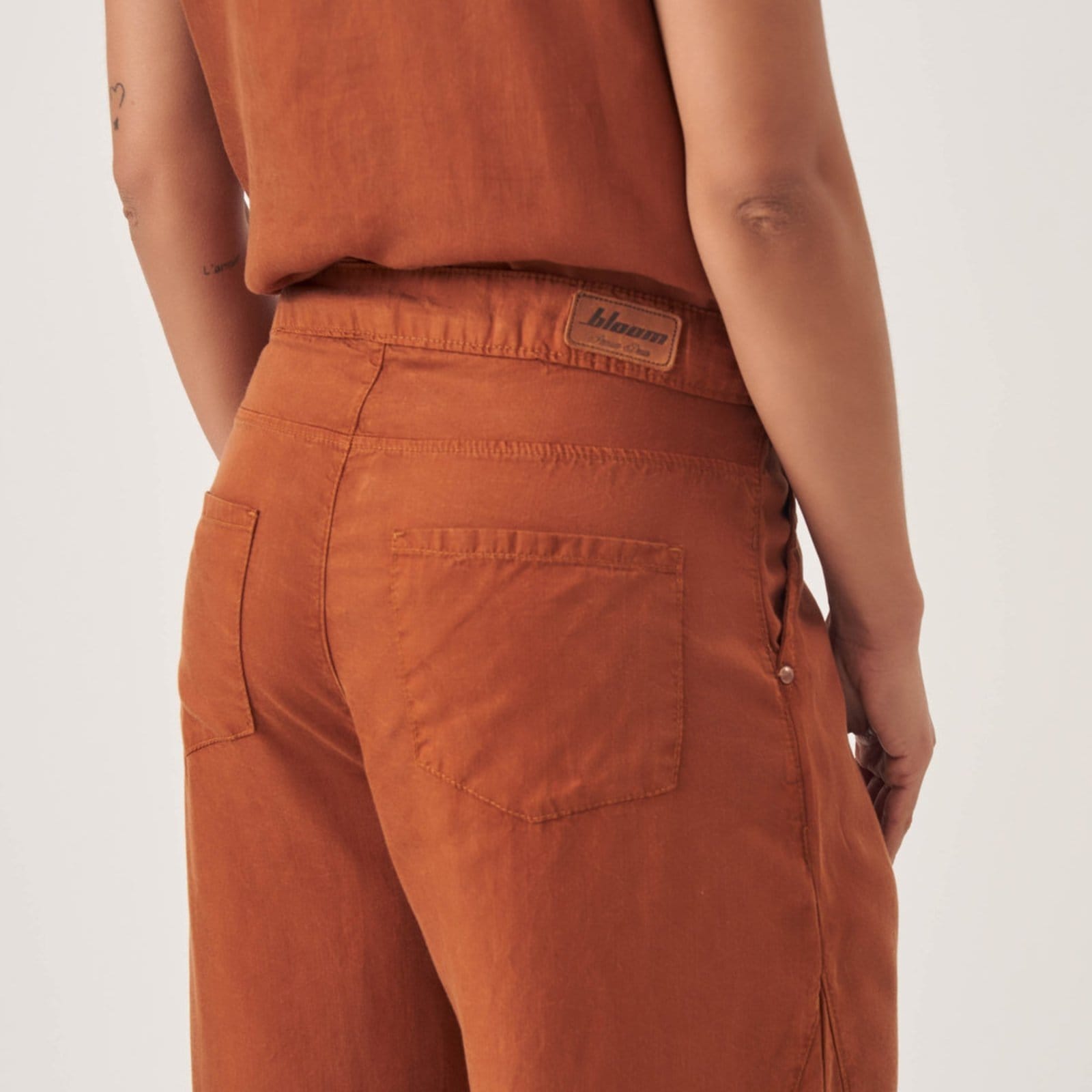 Vista 2 Calça Jeans Color Leve Wide Leg Pregas Terroso Bloom marrom