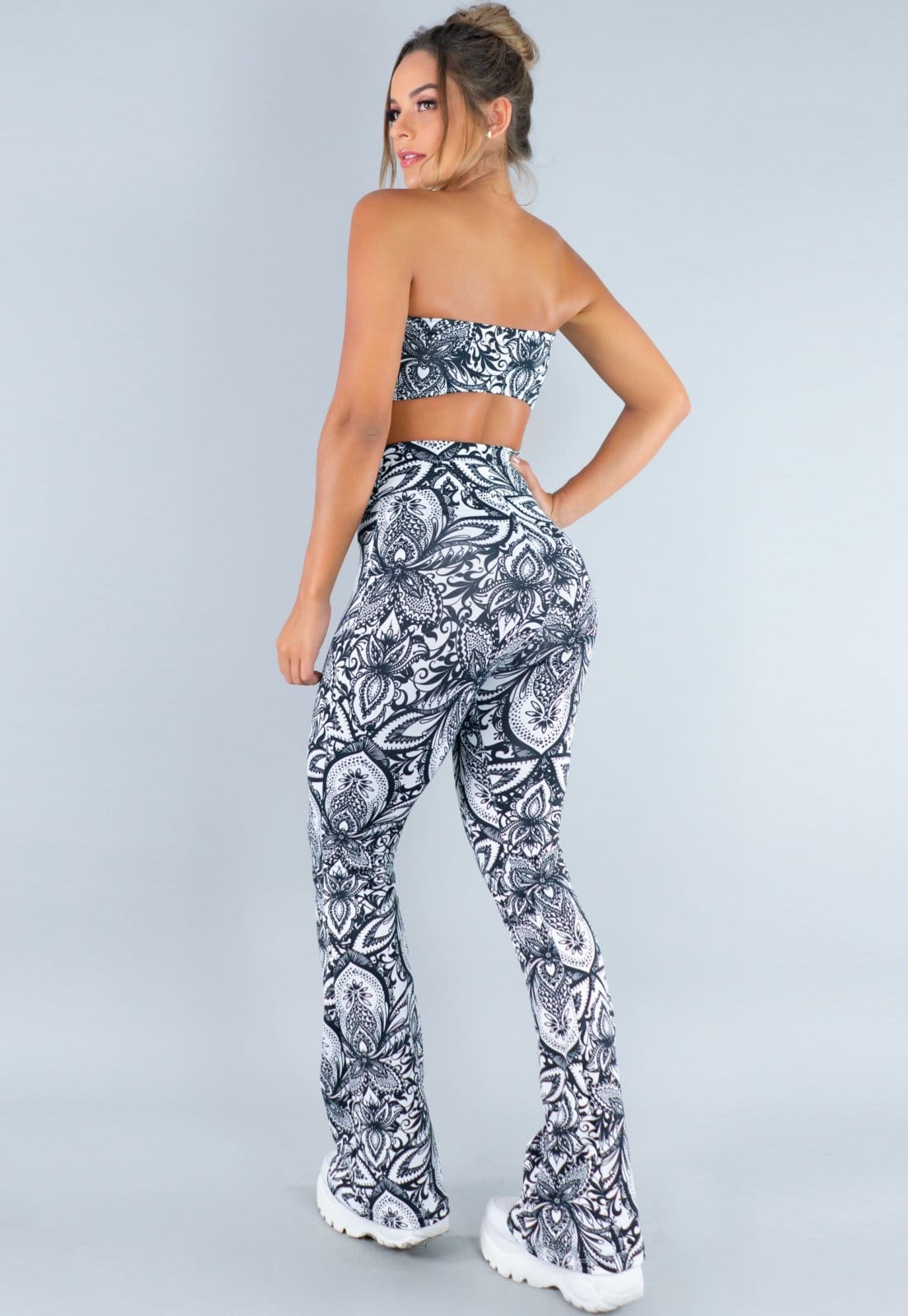 Vista 2 Conjunto Feminino MVB Modas Calça Flare Pantalona E Top Faixa Mandala Mvb Modas branco