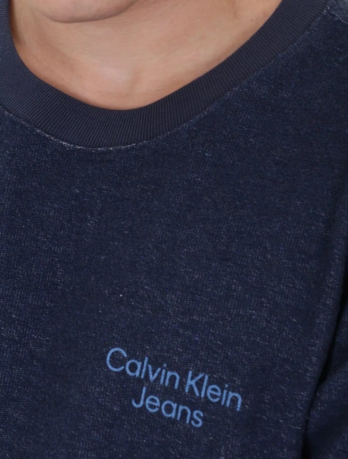 Vista 2 Moletom Calvin Klein Jeans Masculino Crewneck Sustainable Calvin Klein azul marinho