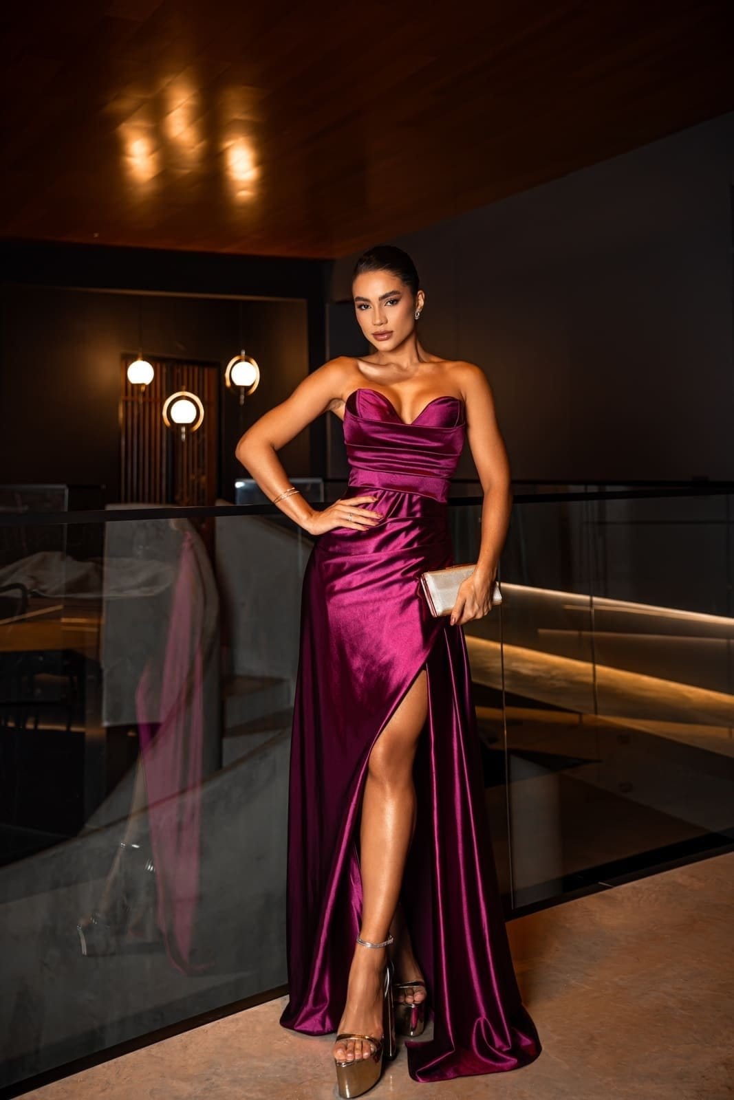 Vista principal Vestido Longo de Festa Madrinhas Tomara que Caia Corselete com Fenda Arlye Fúcsia Cia do Vestido roxo