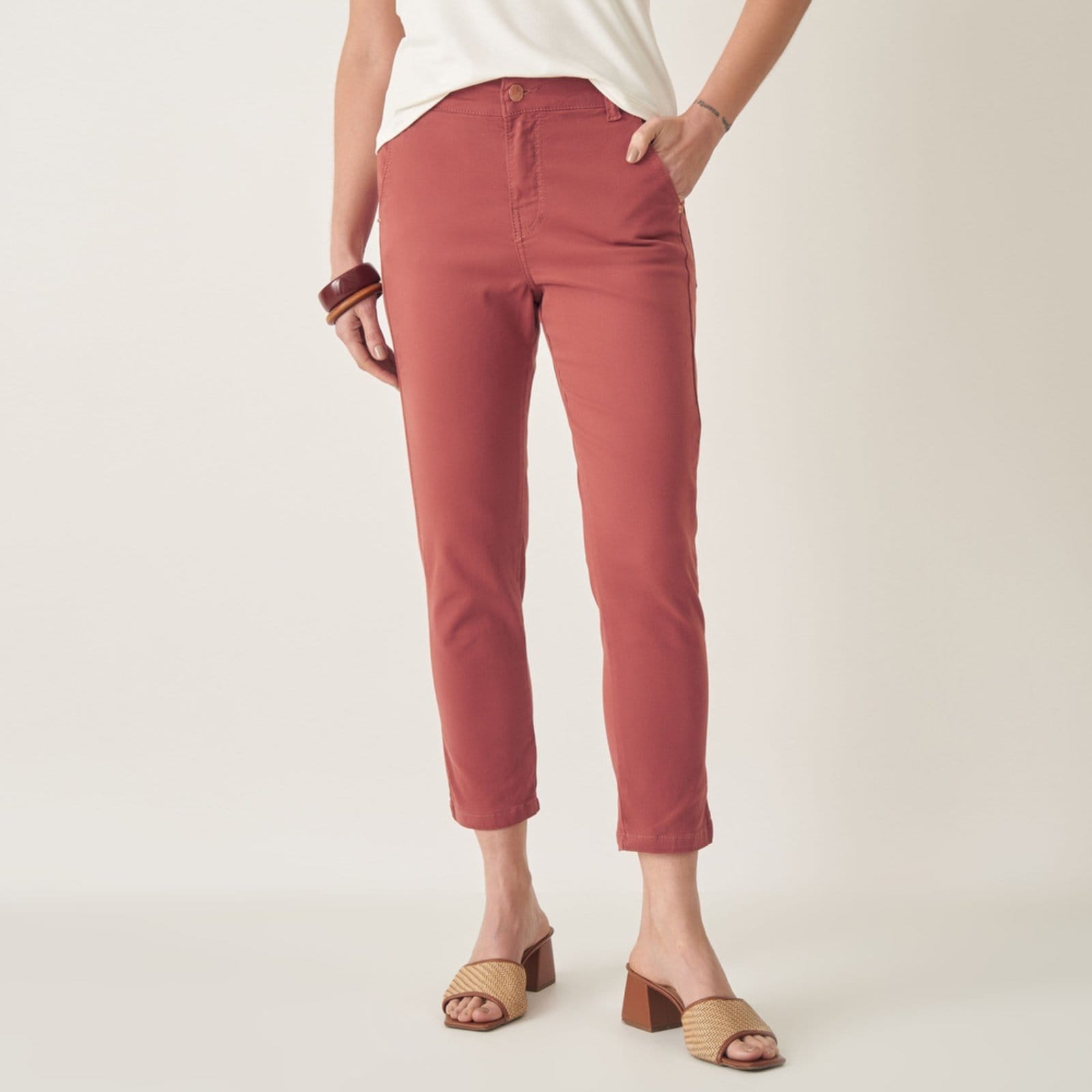 Vista principal Calça Capri Color com Fendas e Bolso-Faca Bloom marrom