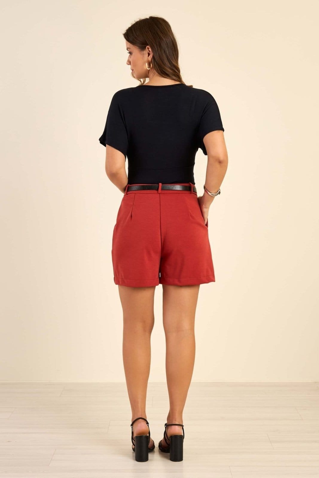 Vista 2 Shorts Feminino Com Bolsos Marialícia laranja