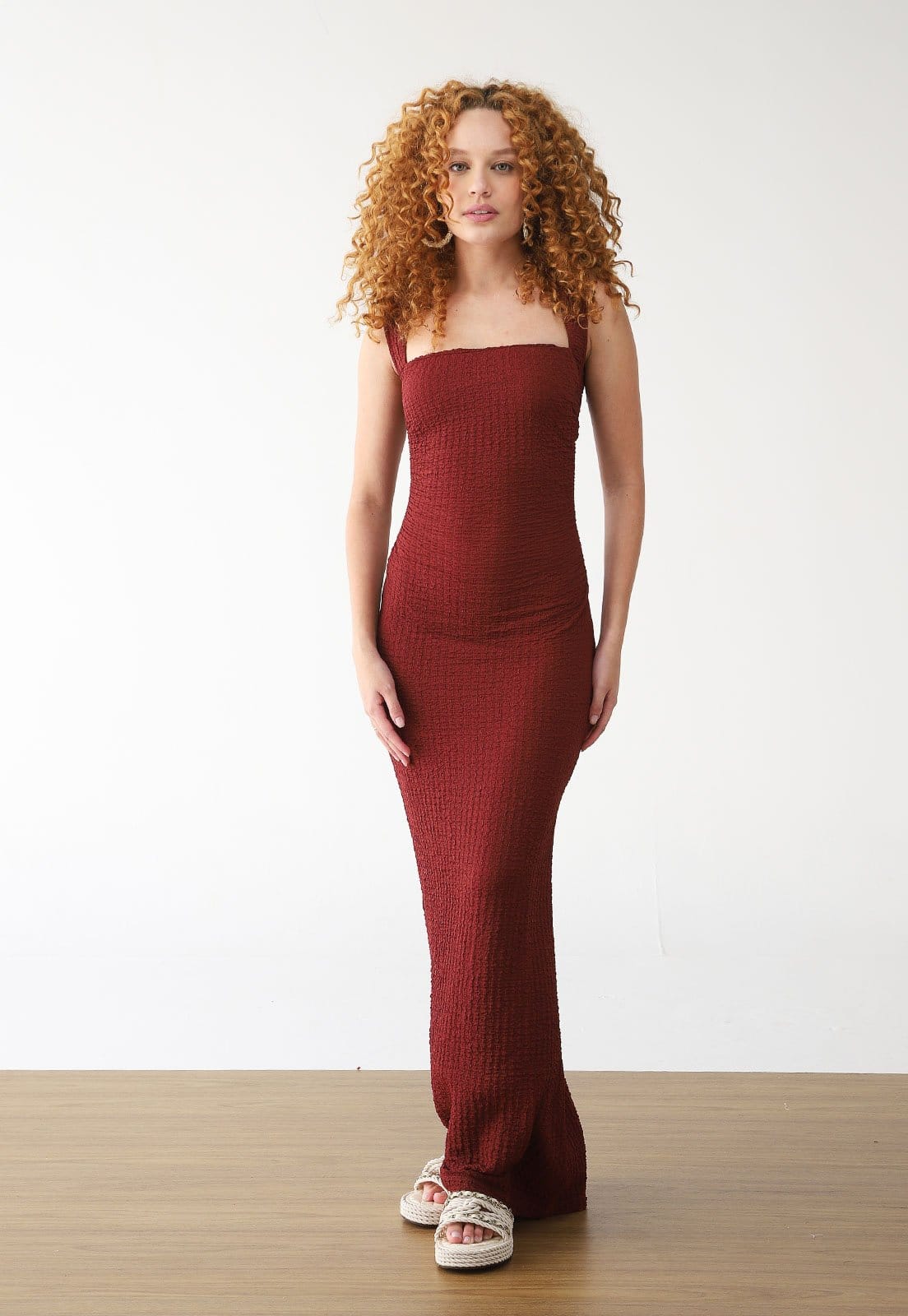 Vista principal Vestido FARM Midi Alça Torcida Textura FARM vinho