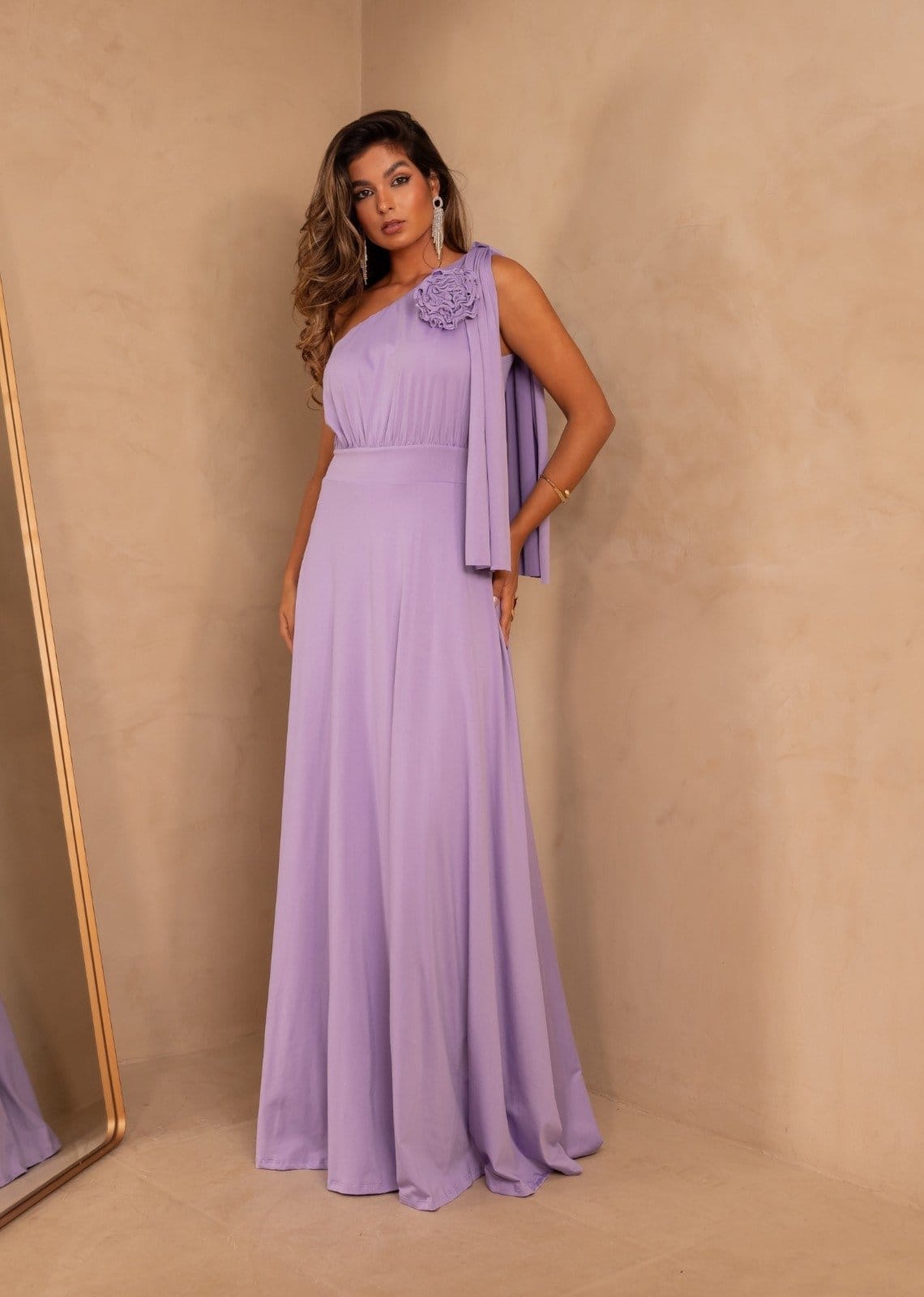 Vestido Longo de Festa Madrinhas um Ombro com Flor Removível Fluity Pintile Cia Do Vestido Lavanda Lilás