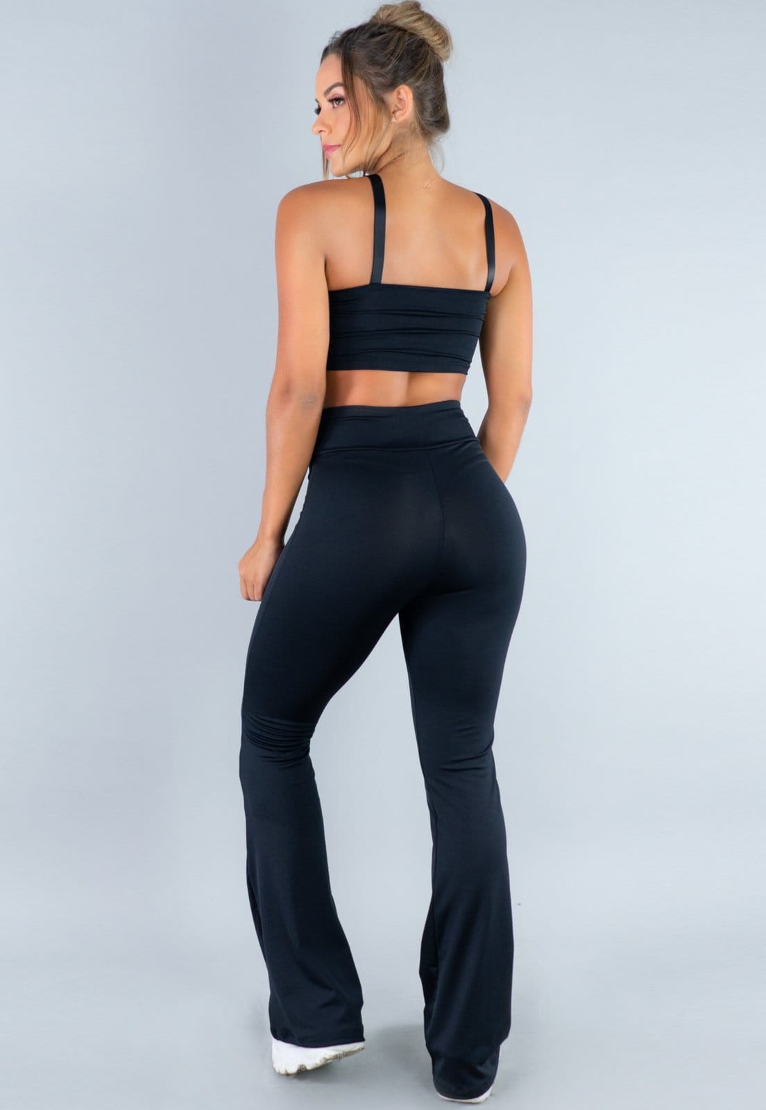 Vista 2 Conjunto Feminino MVB Modas Calça Flare Feminina e Top Faixa com Alça Preta Mvb Modas preto