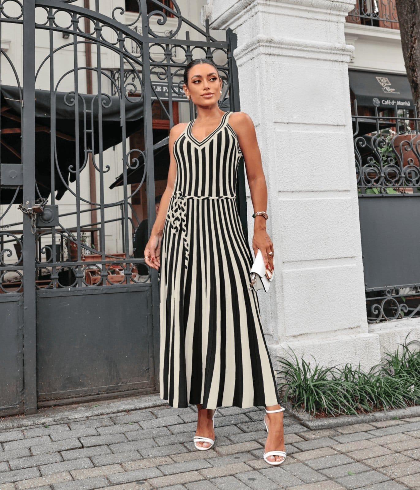 Vestido Cherry Line Midi Alça Decote Tricô Canelado Cinto Trançado Listrado Preto e Off White