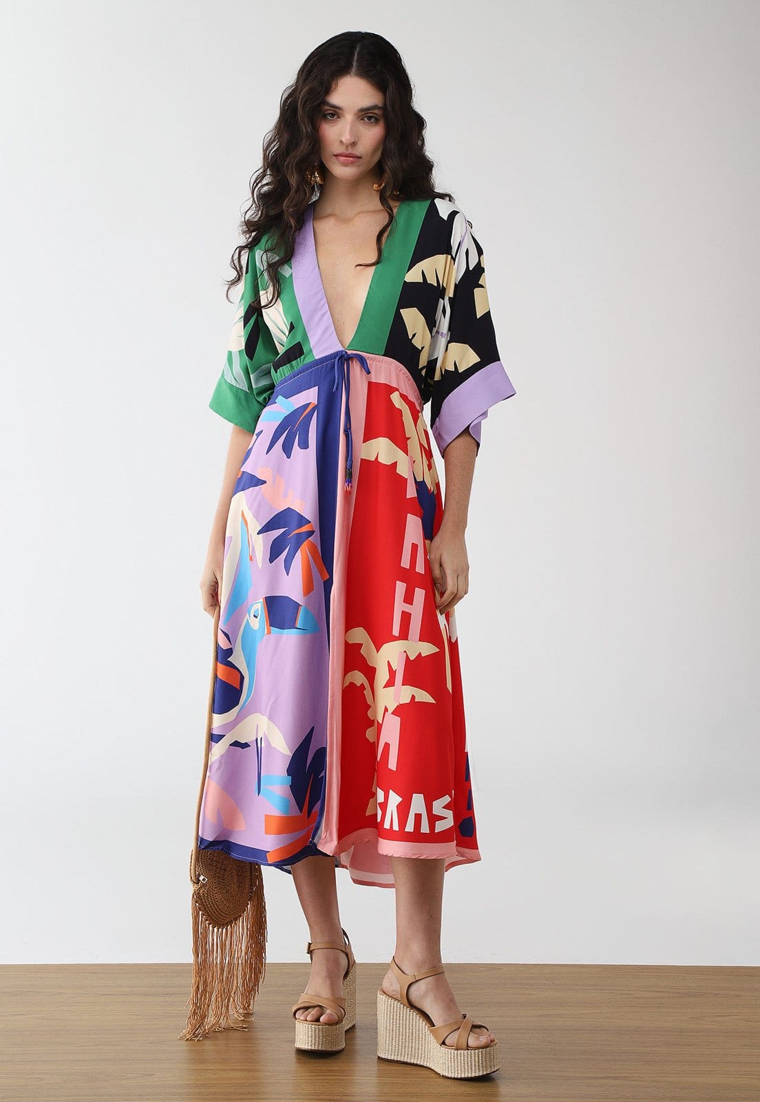 Vista principal Vestido Feminino FARM Estampa Gráfica Multicolorida e Lilás e Azul e Vermelho e Preto FARM verde