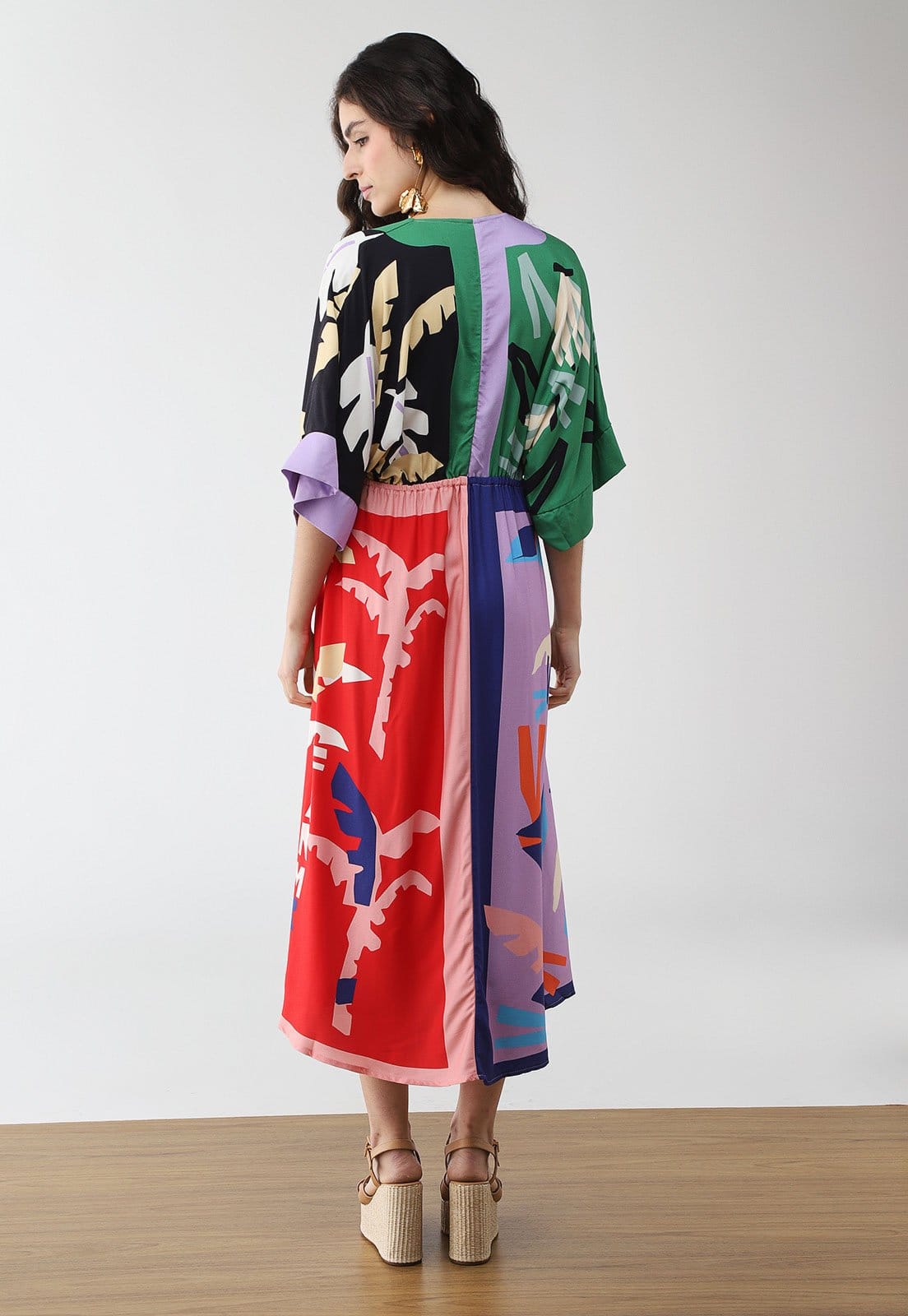 Vista 2 Vestido Feminino FARM Estampa Gráfica Multicolorida e Lilás e Azul e Vermelho e Preto FARM verde