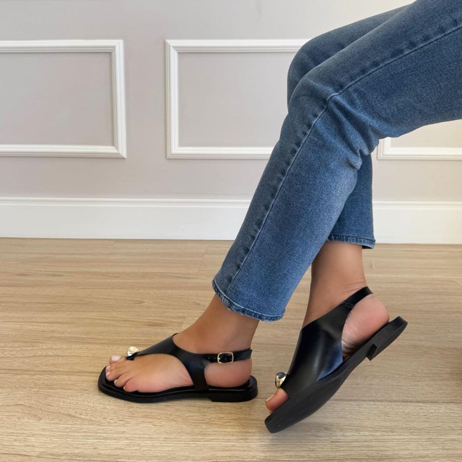 Vista 2 Dalila - Sandália Rasteira Minimal Metal Detalhe Moderno Damannu Shoes marrom