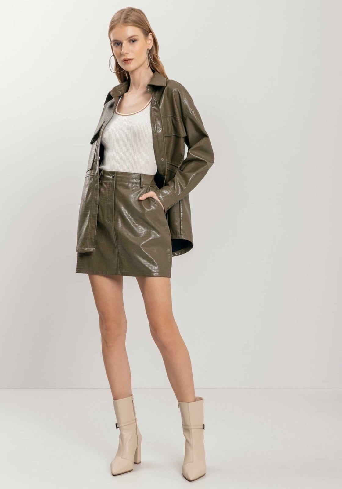 Vista principal Saia Curta Com Cintura édia E Bolsos Em PU Croco Lez a Lez verde