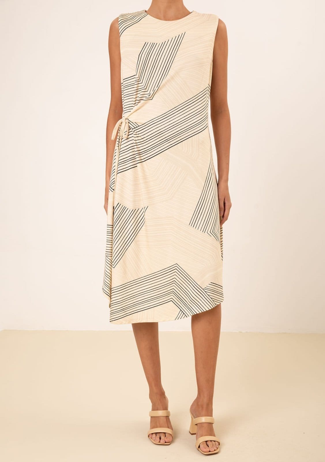 Vista 2 Vestido Maria Valentina Solto Decote V Manga Curta Curto Maria Valentina preto