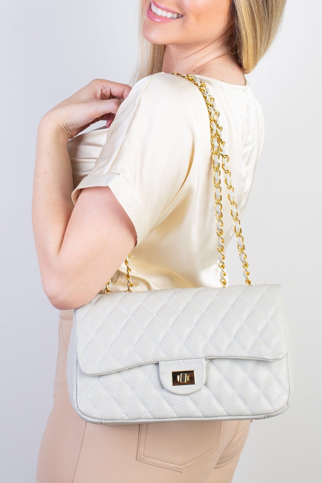 Vista 2 Bolsa Andrea Vinci De Couro Matelassê Quilted Penélope - Marfim Andrea Vinci vermelho