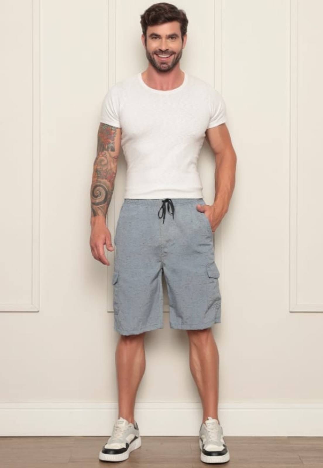 Vista 2 Bermuda Cargo de Sarja Masculina Avec Conforto e Praticidade com Elástico Avec cinza