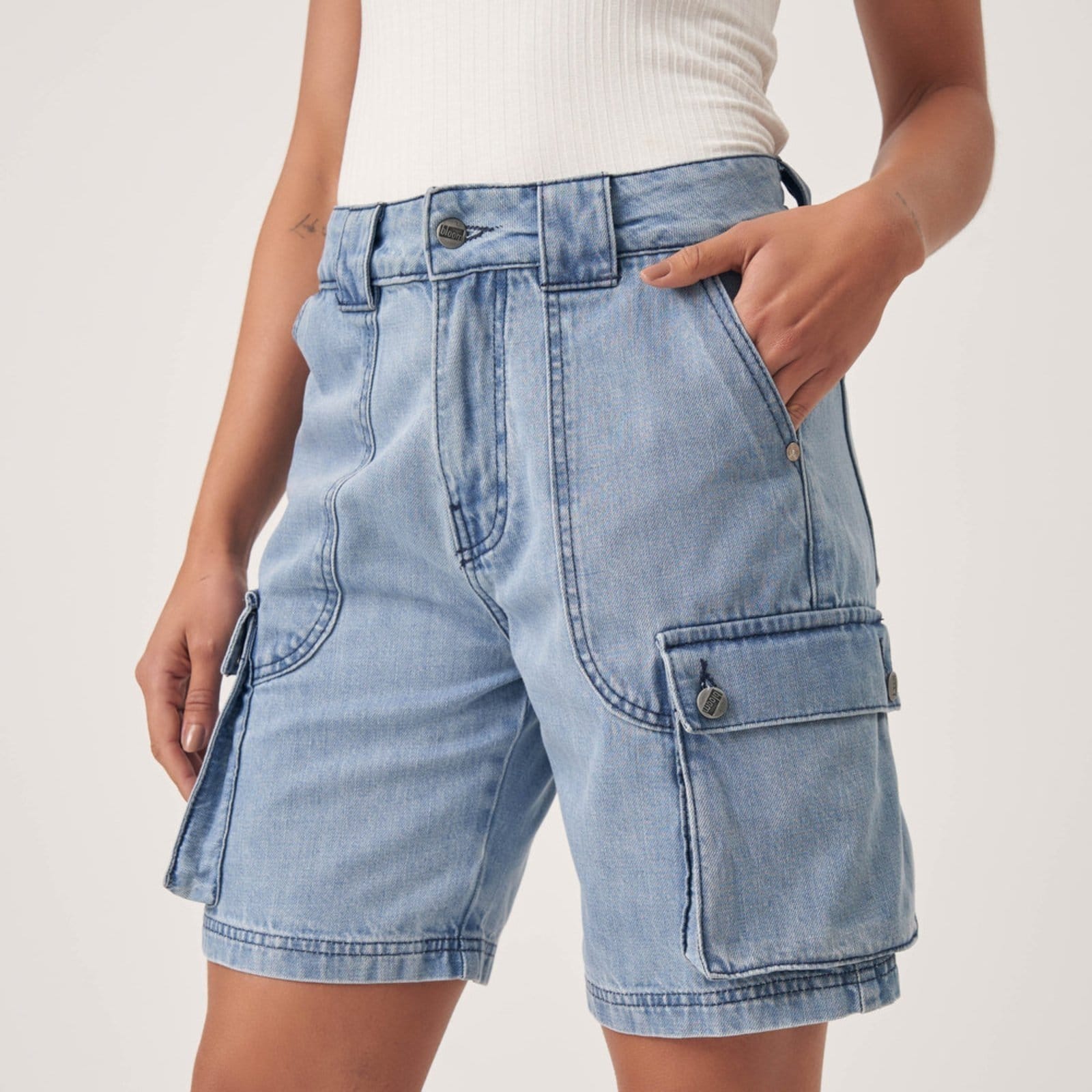 Vista principal Bermuda Jeans Bolso Fole Cargo Claro Bloom azul