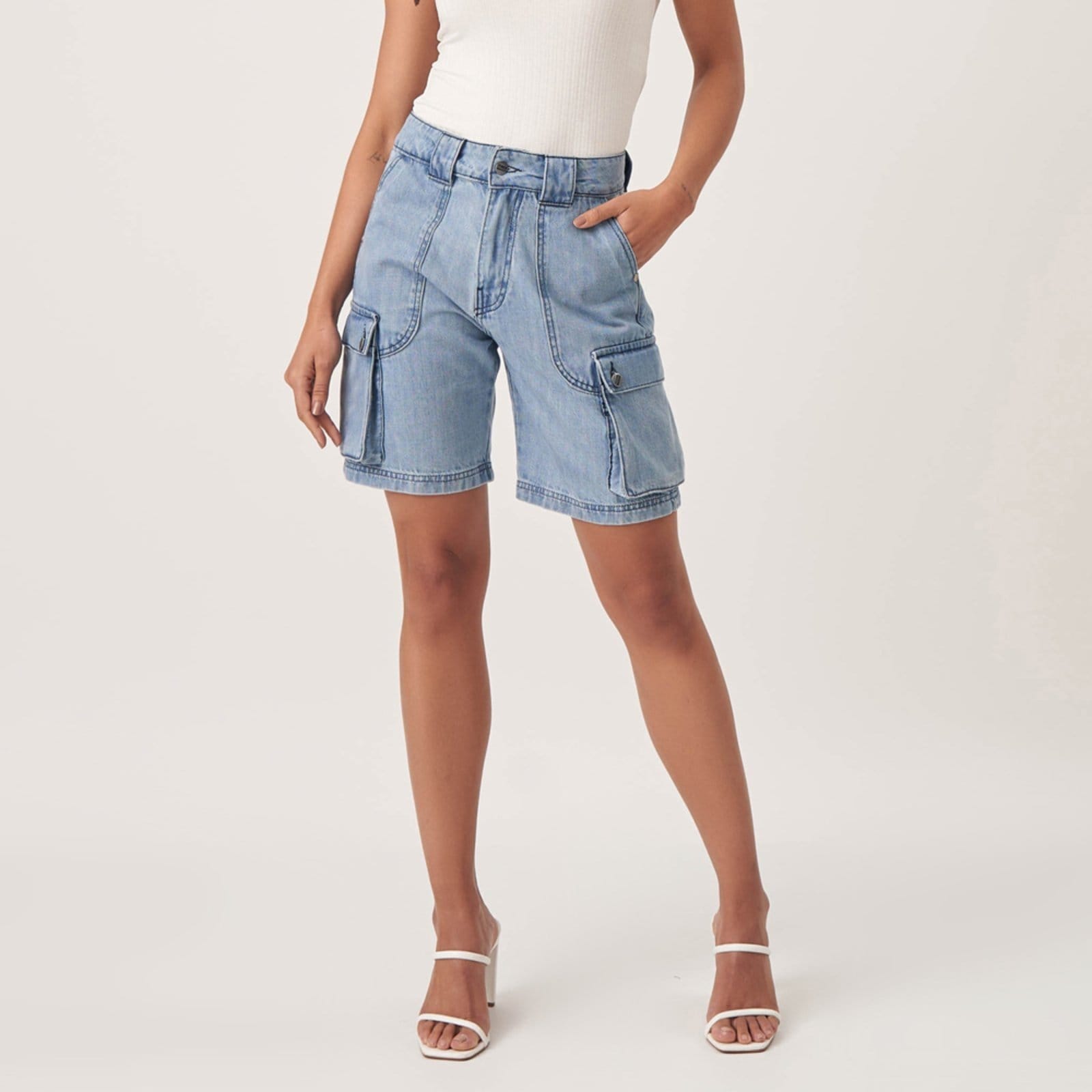 Vista 2 Bermuda Jeans Bolso Fole Cargo Claro Bloom azul