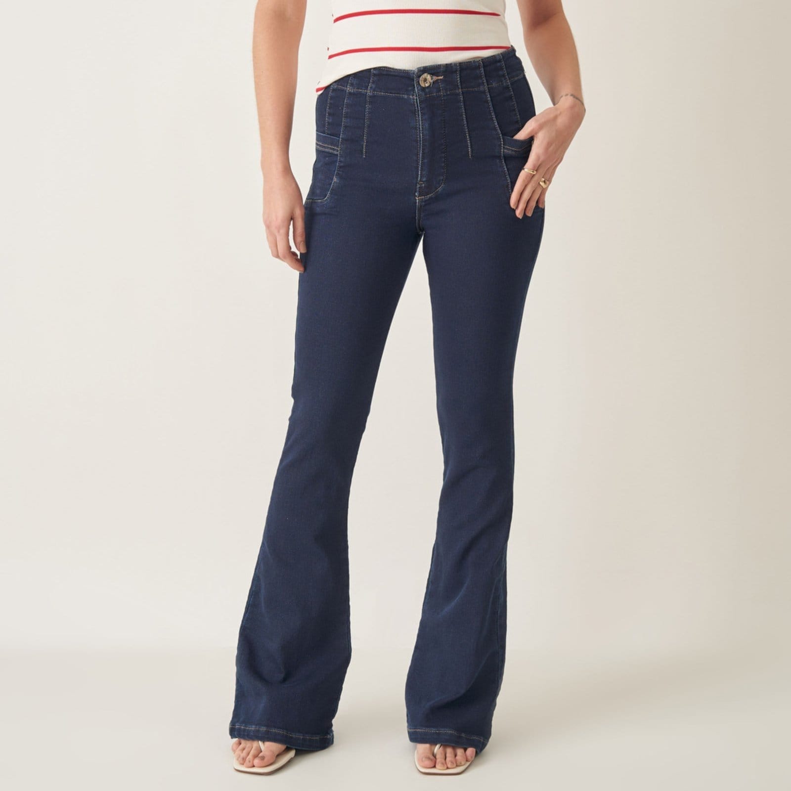 Calça Jeans Flare Cintura Alta com Pences e Bolsinho