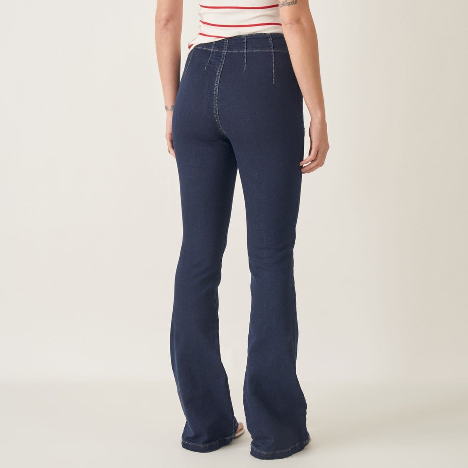 Vista 2 Calça Jeans Flare Cintura Alta com Pences e Bolsinho Bloom azul marinho