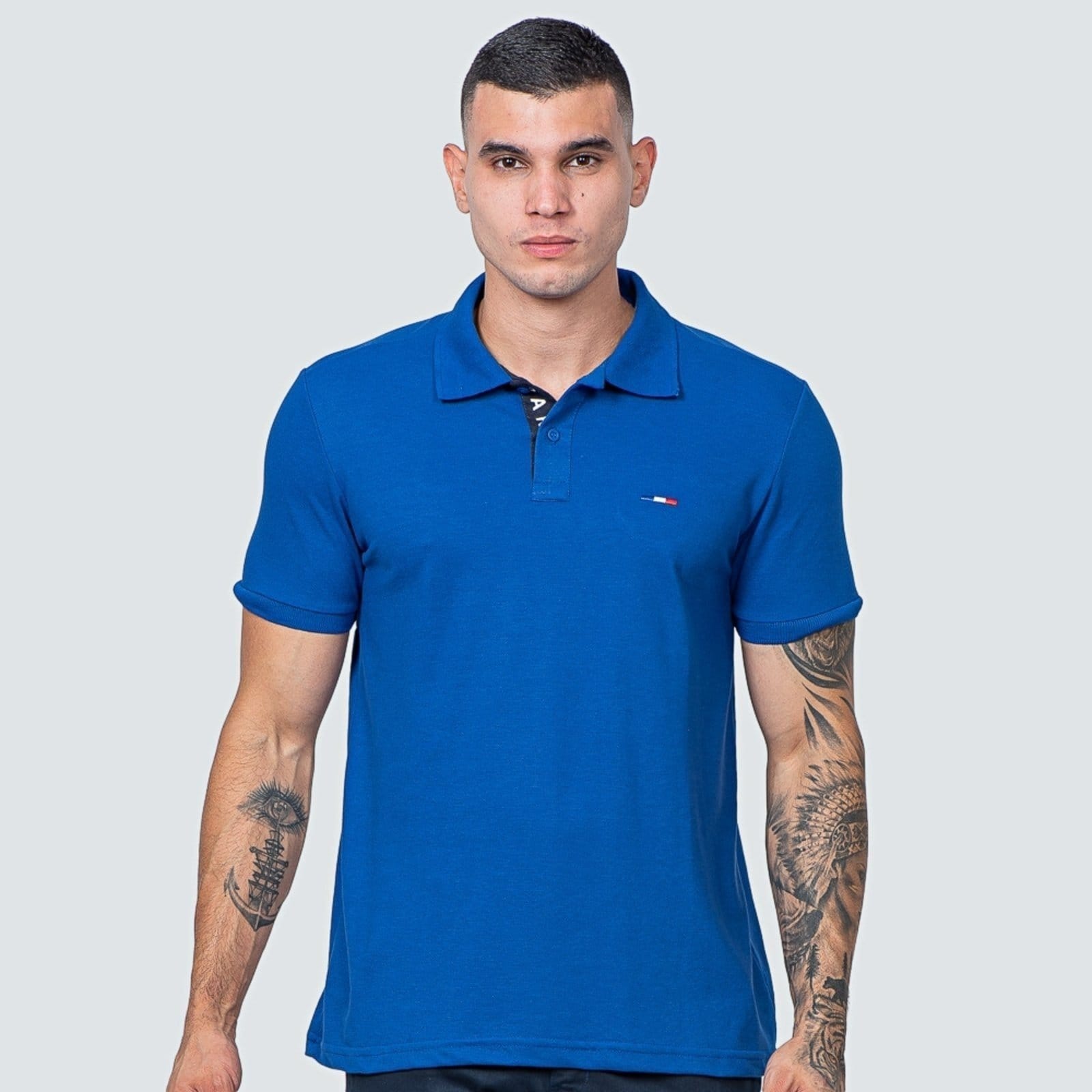Vista 2 Kit 2 Polos Masculina Básicas Vih Triny Royal e Bordô Piquet no Estilo Tommy Bordado França Vih Triny azul royal