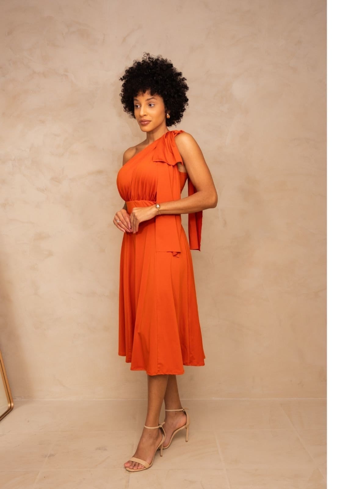 Vista principal Vestido Midi um Ombro Fluity Joanna Terracota Cia do Vestido laranja