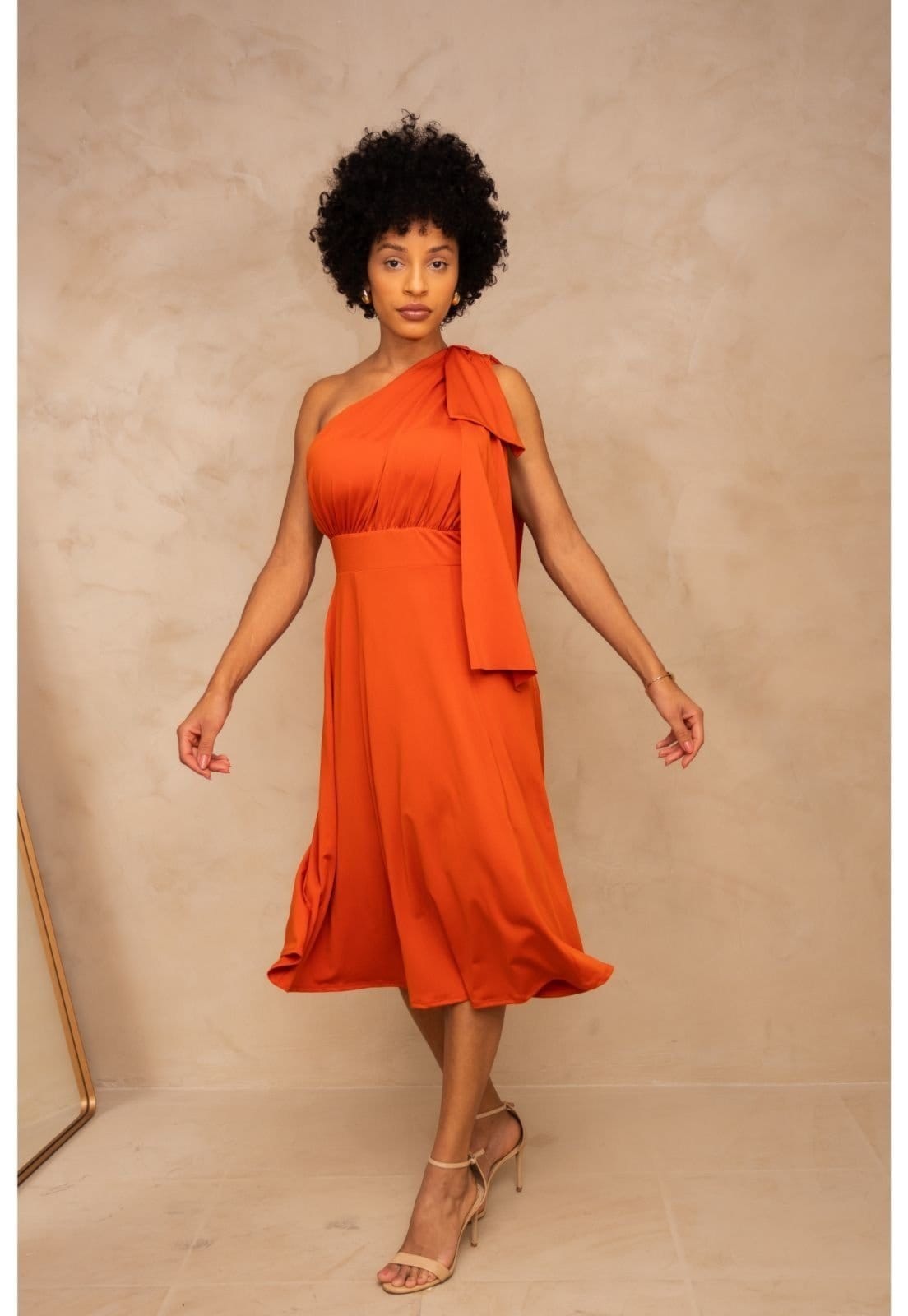 Vista 2 Vestido Midi um Ombro Fluity Joanna Terracota Cia do Vestido laranja