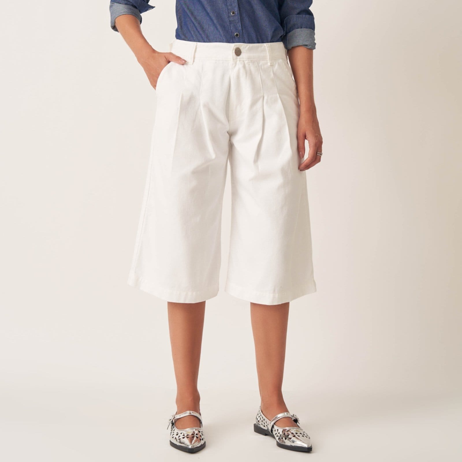 Vista principal Bermuda Jeans Longa Cint Alta Bolso-Faca Pregas E Elástico Bloom branco