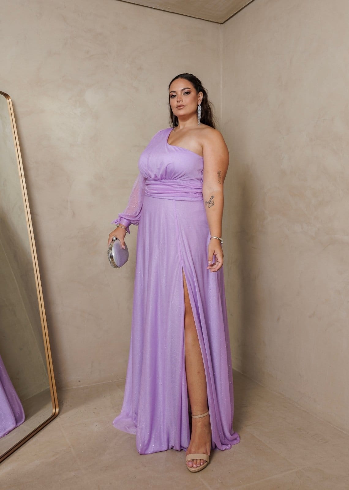 Vista 2 Vestido Longo de Festa Plus Size Madrinhas Nula Manga com Fenda Glaucia Lavanda Lilás Cia do Vestido lilás lavanda