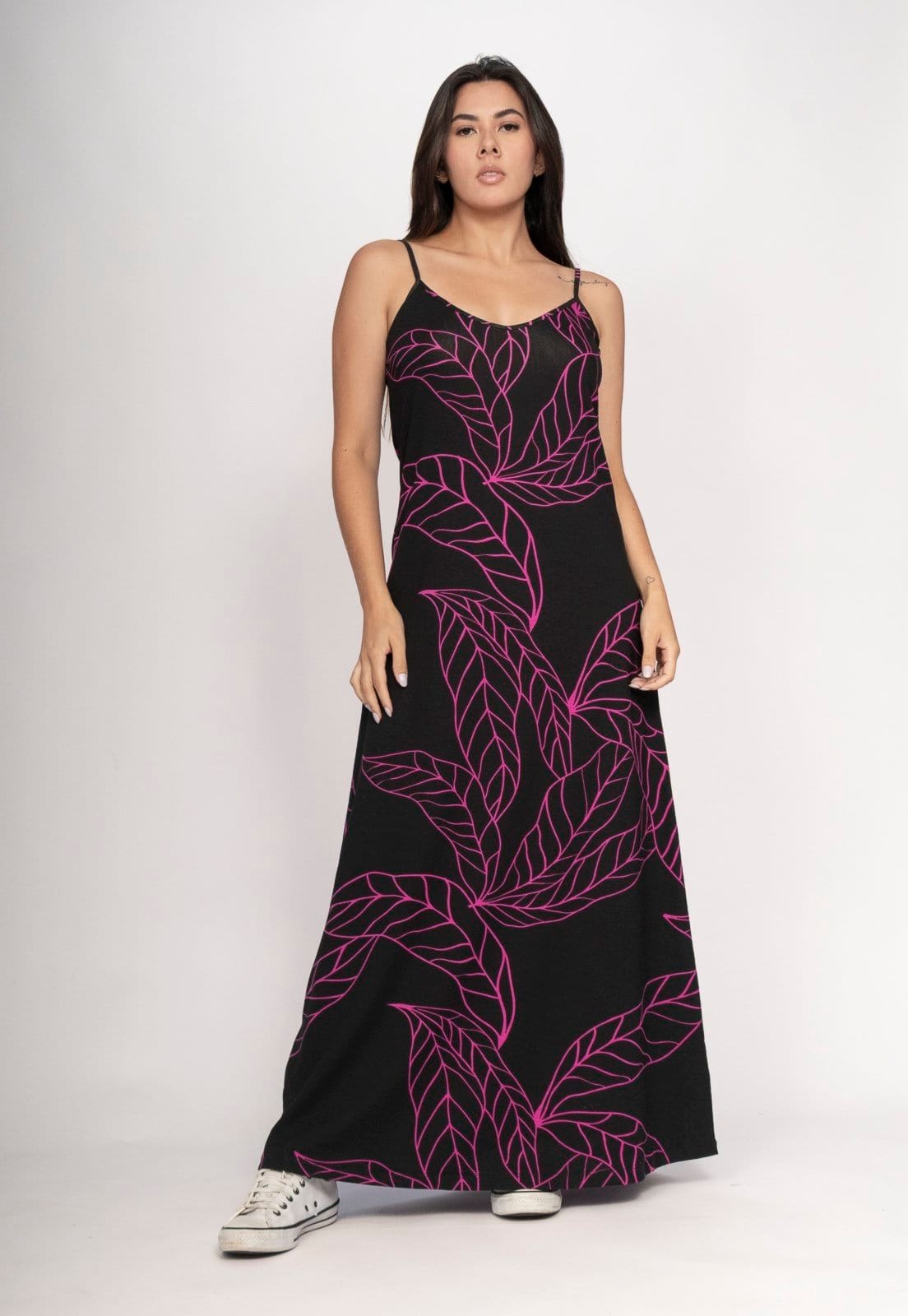 Vista principal Vestido CabanaFree Guaíra Longo Malha Alça Fina Estampa Antúrios Lilás Cabanafree estampado