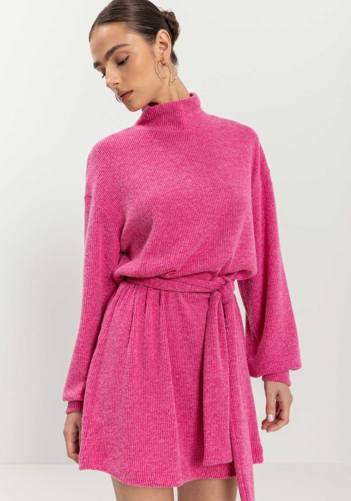 Vista 2 Vestido Curto Com Gola Alta E Cinto Em Malha Canelada Tricô Lez a Lez poás