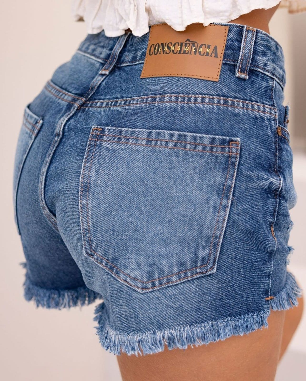 Vista 2 Shorts Feminino Boy Rasgado com Barra Desfiada 00233 Sky Escuro Consciência jeans