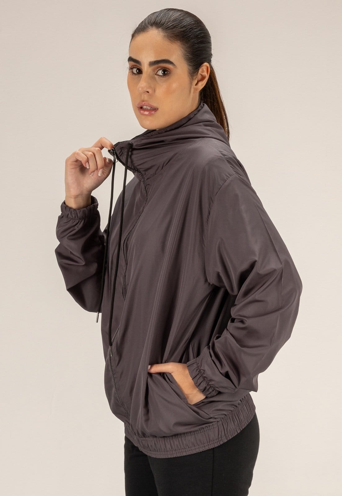 Jaqueta Corta Vento Cinza Grafite Feminina Semi Impermeável com Capuz