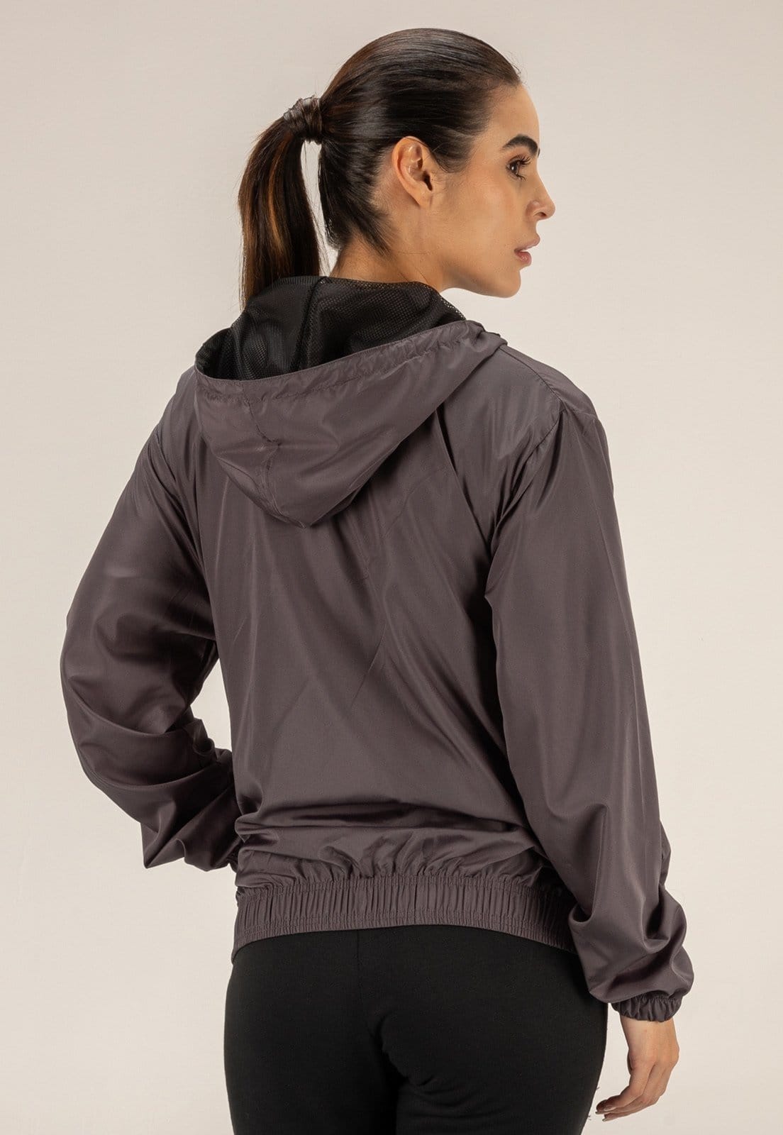 Vista 2 Jaqueta Corta Vento Cinza Grafite Feminina Semi Impermeável com Capuz Dulk preto