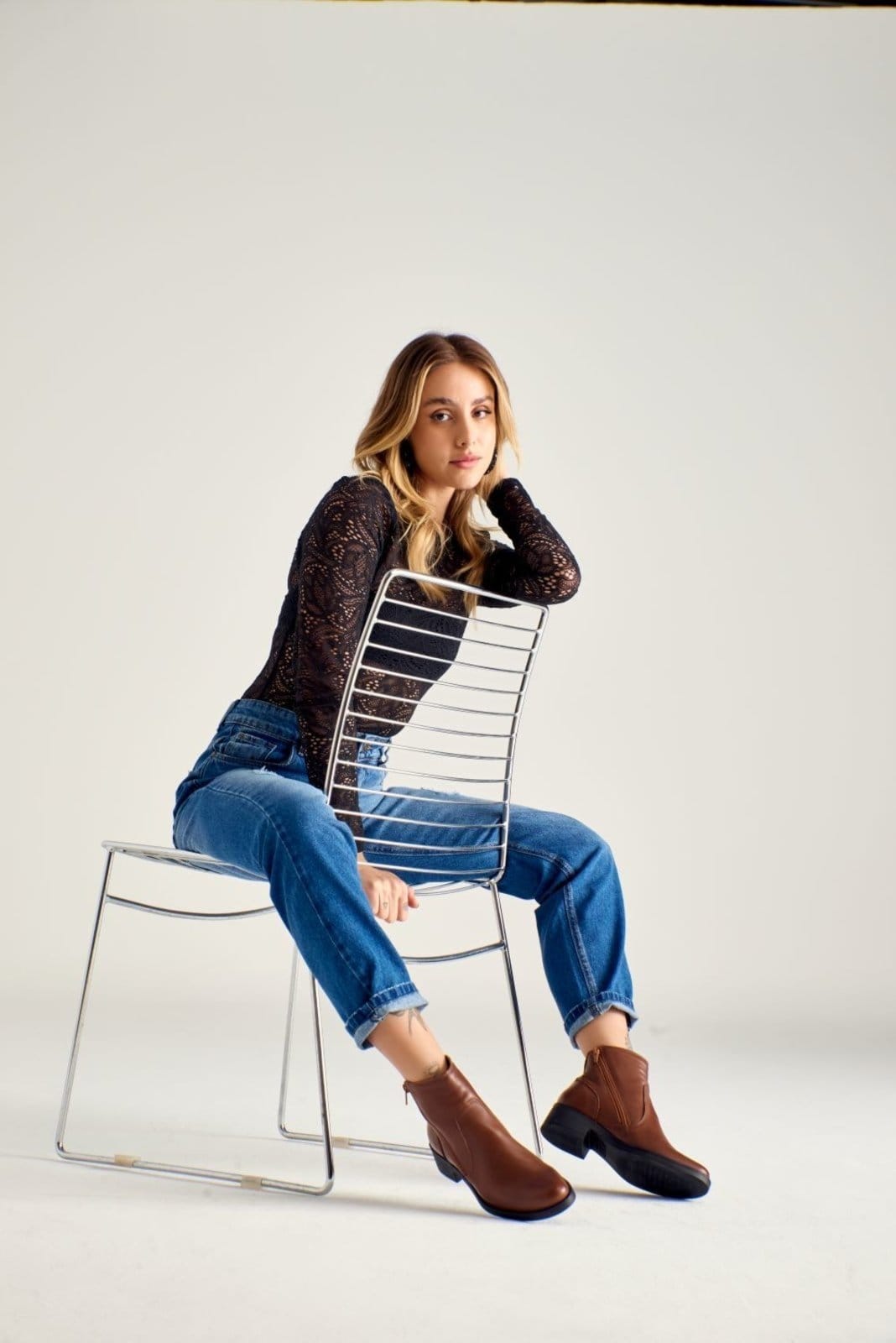 Vista 2 Bota Recortes Cano Curto Casual Feminina em Couro Maria Paula Camel MARIA PAULA caramelo/preto