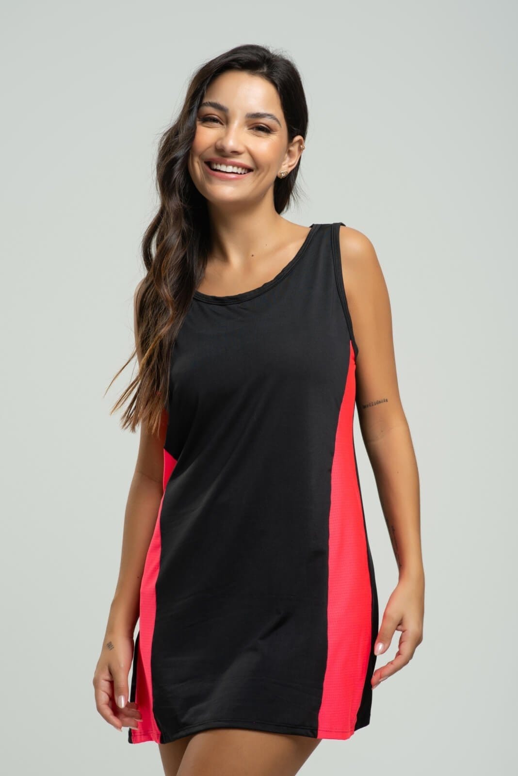 Vista 2 Vestido Beach Tennis Feminino Tecido Proteção Uv 50+ Vicbela Preto com Rosa Vicbela preto rosa