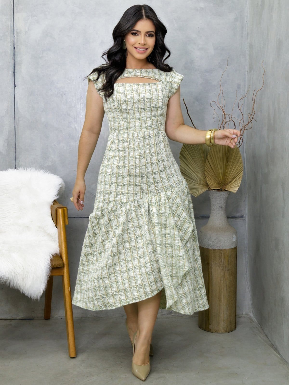 Título: Vestido Midi em Tweed Xadrez com Recorte e Babado Assimétrico