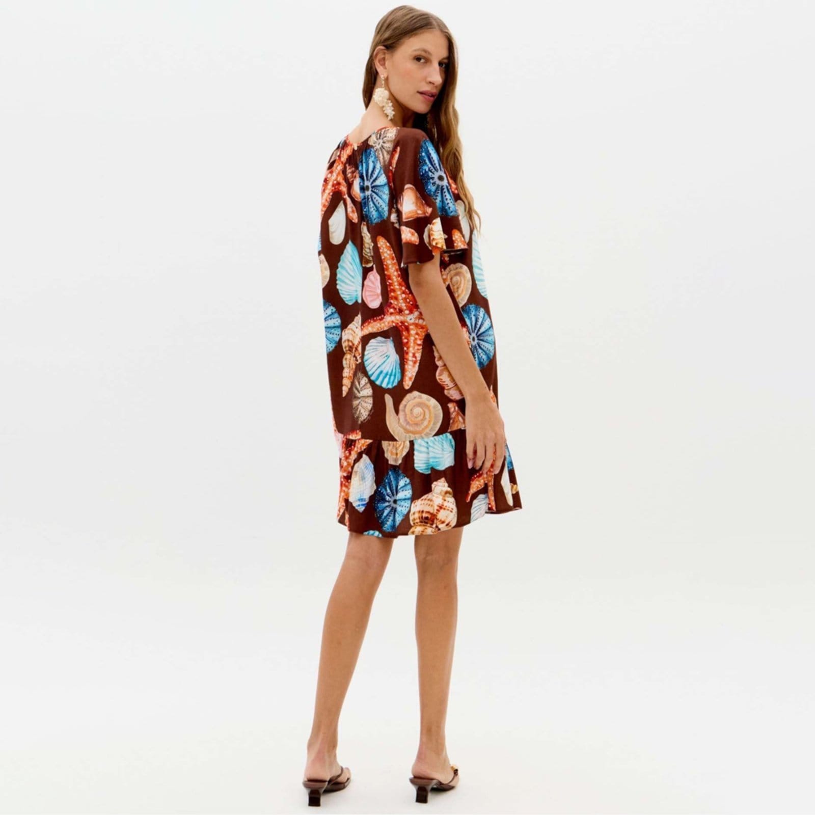 Vista 2 Vestido Curto Lança Perfume Estampado Ve26 Feminino Lança Perfume marrom