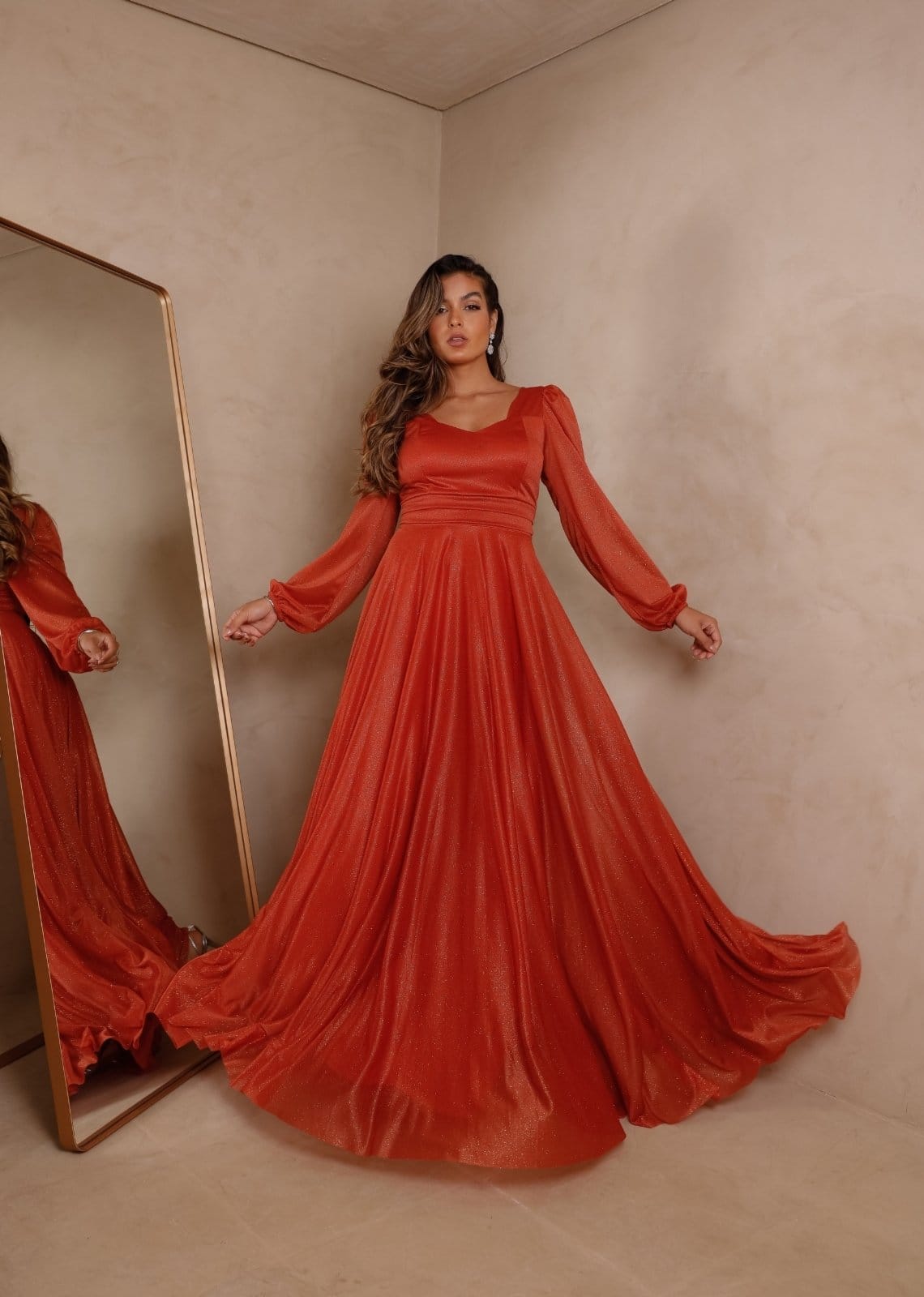 Vestido Longo de Festa Madrinhas Manga Longa Micro Tule com Brilho Bereniccy Cia do Vestido Terracota