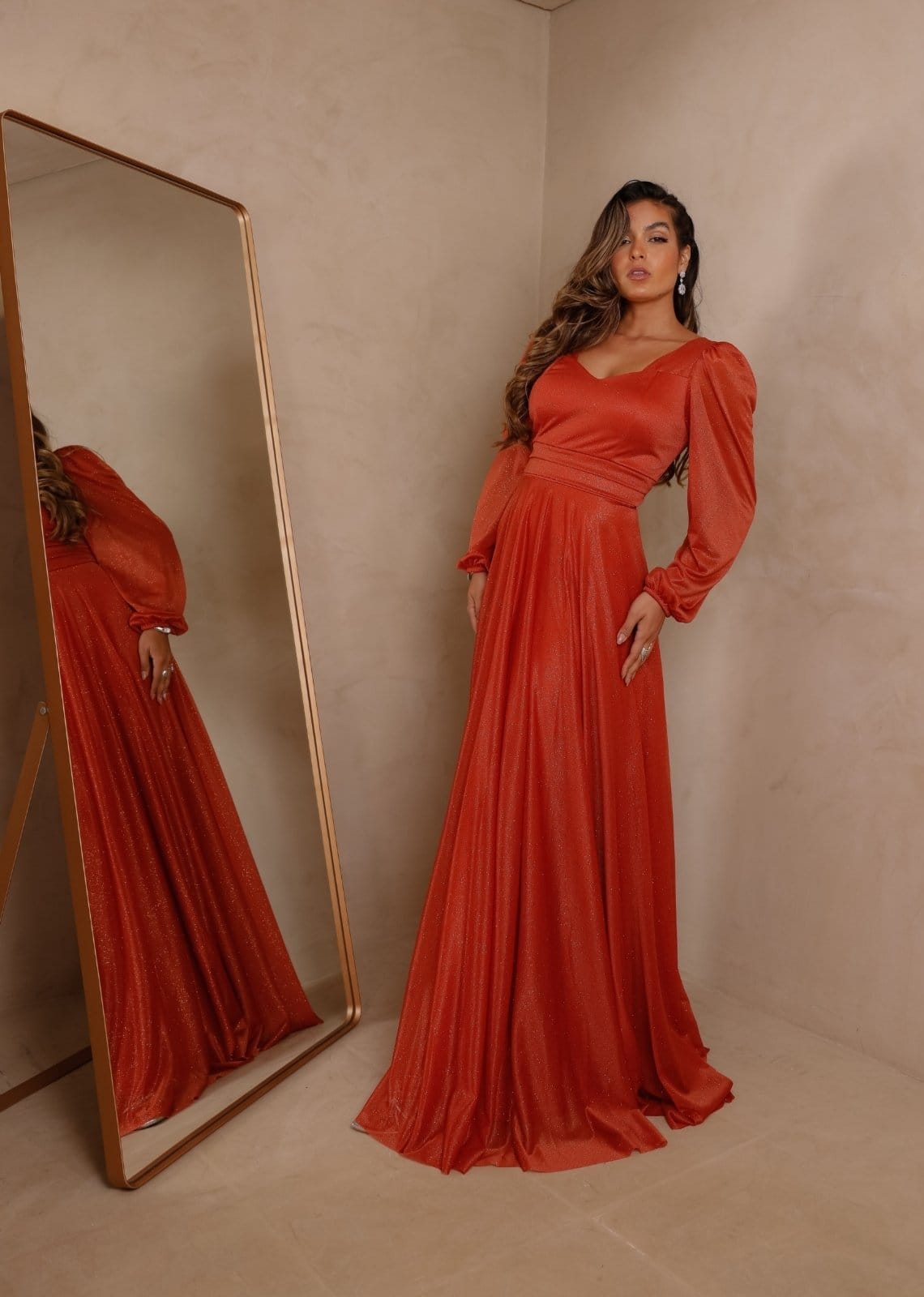 Vista 2 Vestido Longo de Festa Madrinhas Manga Longa Micro Tule com Brilho Bereniccy Cia do Vestido Terracota Cia do Vestido laranja/ruivo